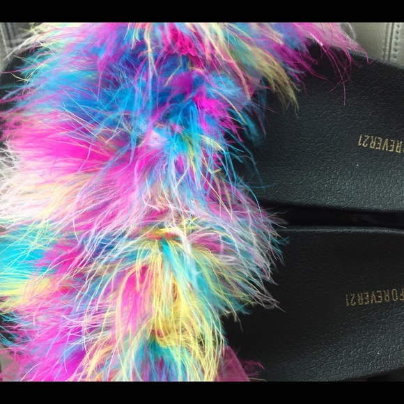 NWOT- Beautiful Feathery Sandals 👡 - Picture 2 of 3